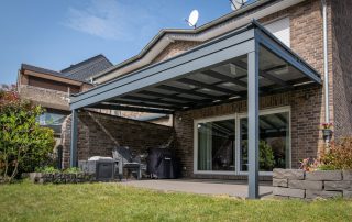 Aluxus® Terrassenüberdachung mit Aufdachmarkise