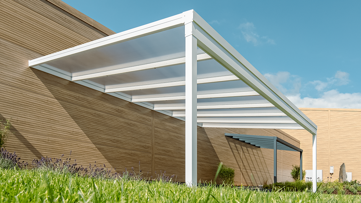 Terrassendach in der Farbe Weiß mit Polycarbonatplatten als Dacheindeckung